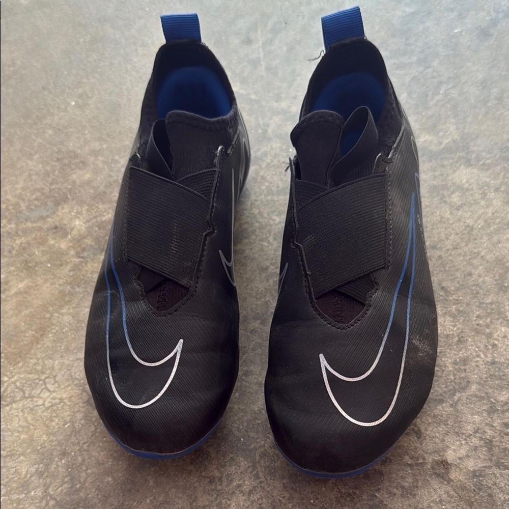 Nike youth soccer cleats 3y